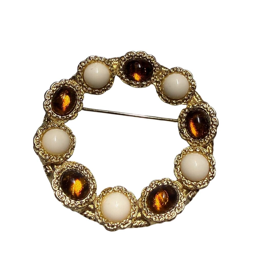 Paradise © Vintage Costume Jewelry Amber Pearly White Round Brooch Pin Gold Tone